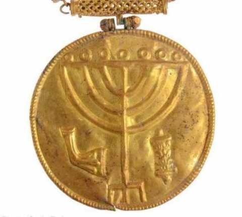 Guldmedaljong med etsningar av Menorah, Torah och Shofar