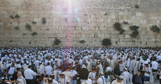 1000-tals bedjande på Jerusalemdagen vid Kotel/Västra muren
