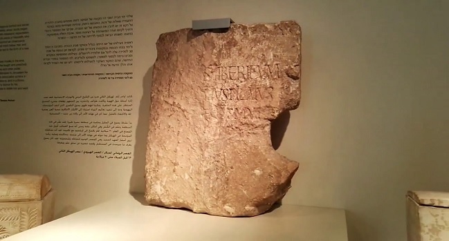Pontius Pilatus med hans namn skrivet på sten